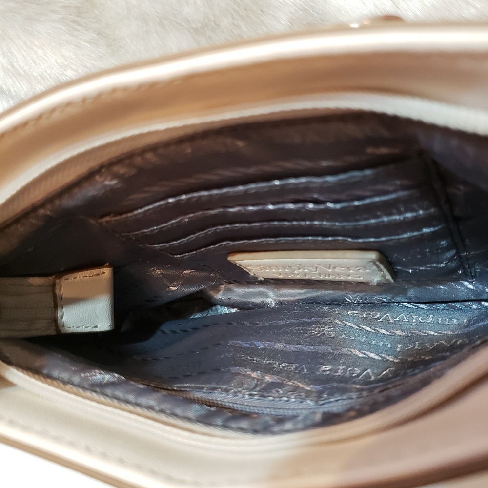 Vera Wang Simply Vera leather wristlet bag - Picture 5 of 5